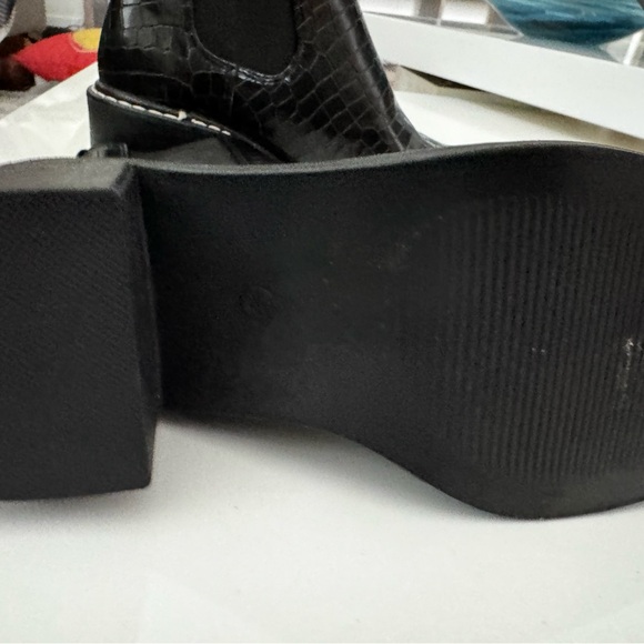 Stunning crocodile skin ankle boot - Picture 4 of 6